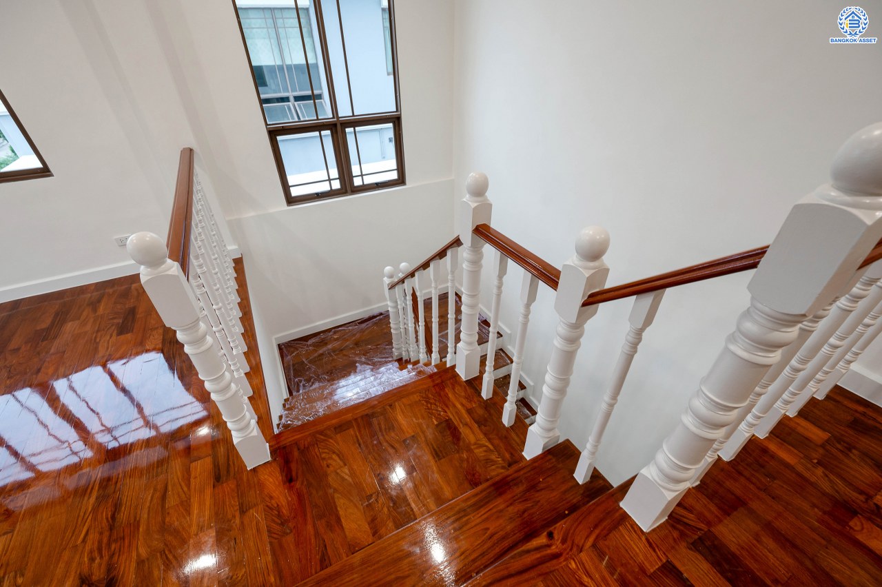 บ้านมือสองตกแต่งใหม่ จากแบรนด์ Sansiri โครงการ เศรษฐสิริ วงแหวน-สุขาภิบาล2 บ้านเดี่ยวหลังมุม เนื้อที่ 70.10 ตร.ว. พื้นที่ใช้สอย 166.20 ตร.ม. ฟังก์ชัน 3 ห้องนอน 3 ห้องน้ำ 1 ห้องแม่บ้าน 2 ที่จอดรถ ติดถนนใหญ่เสรีไทย ใกล้จุดขึ้นทางด่วน "วงแหวน-กาญจนาภิเษก" และ ใกล้รถไฟฟ้าสายสีชมพู "สถานีนพรัตน์"...